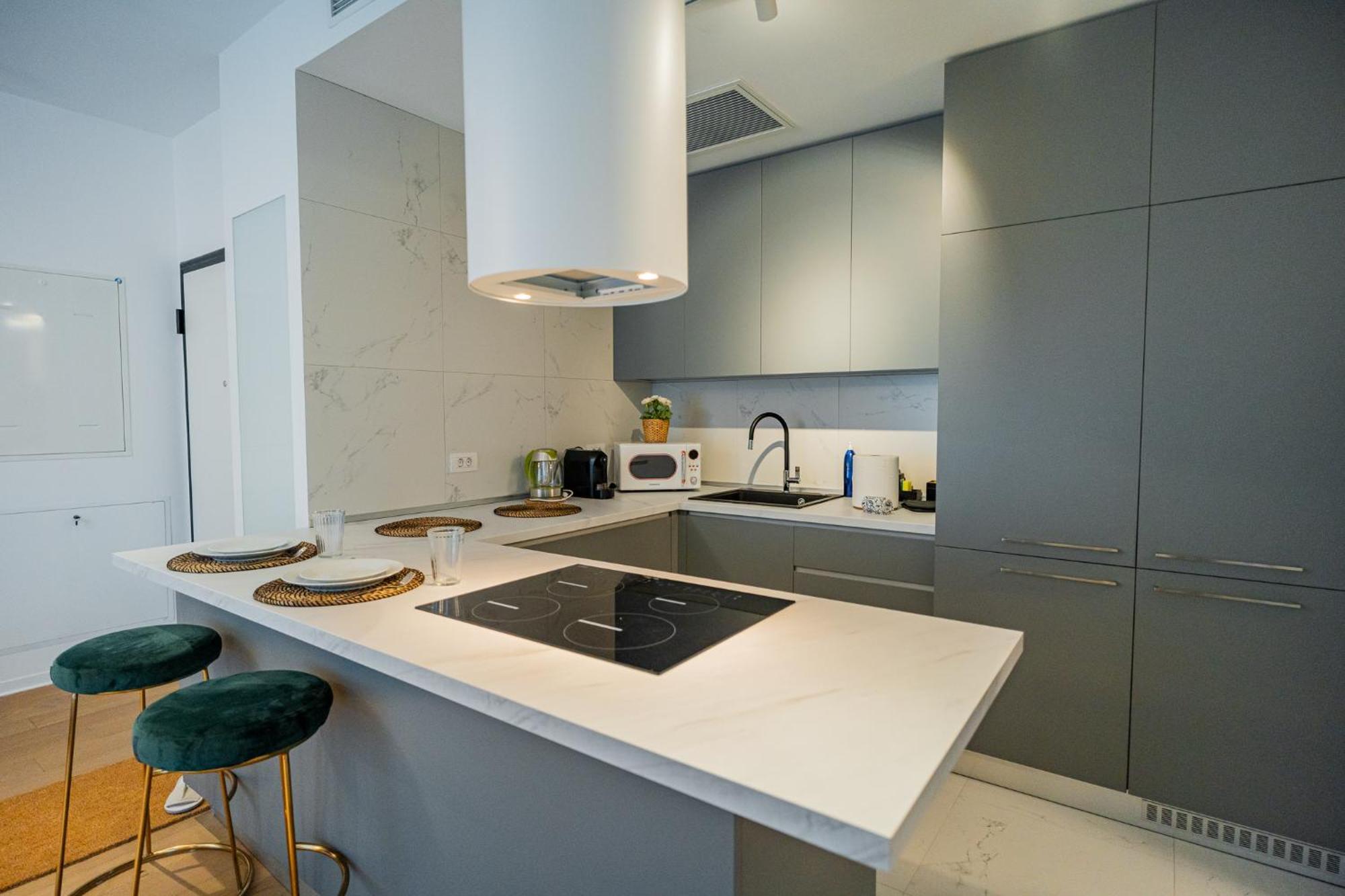 Apartment One Floreasca Luxurious - Panormaic & Park Views *