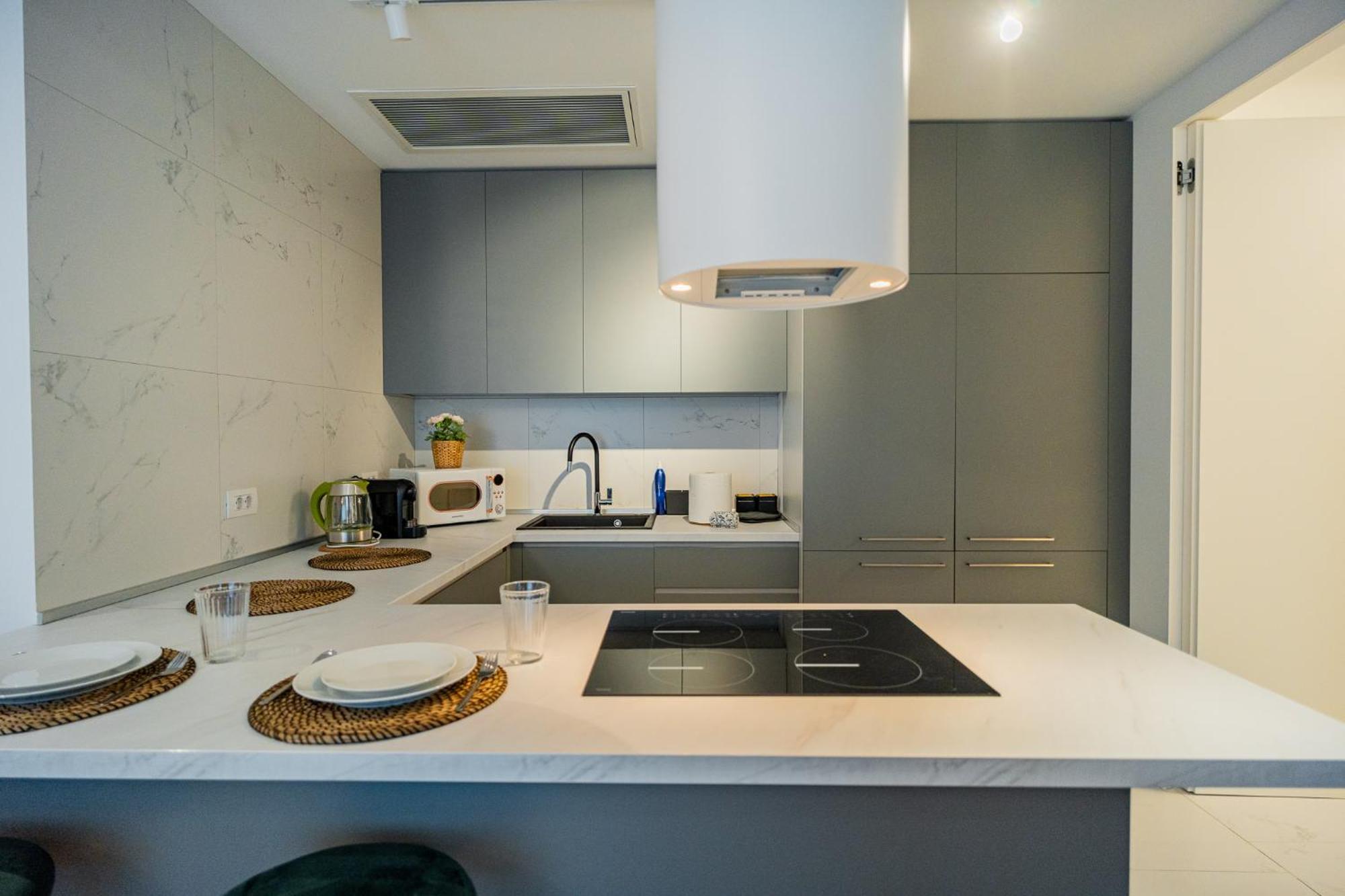 Apartment One Floreasca Luxurious - Panormaic & Park Views